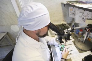 Проверка качества пайки под микроскопом